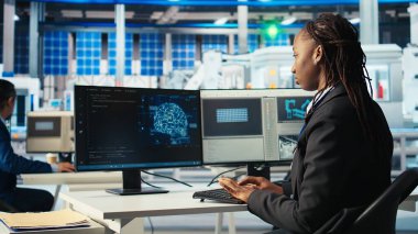 Photovoltaics fabrikası programcısı sistem performansını izlemek için yapay zeka teknolojisini kullanıyor. Güneş panelleri enerji üretimini takip etmek için yapay zeka kullanan fabrika geliştiricisi üretiyor.