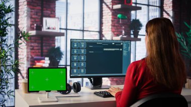 Yenilikçi bir sistem kullanarak akıllı yapay zeka sohbet robotu ile modelleme ekranının yanında etkileşime giren bir kadın. Makine öğrenmesi gelişmiş algoritmalar aracılığıyla iletişimi ve verimliliği arttırır. Kamera B.