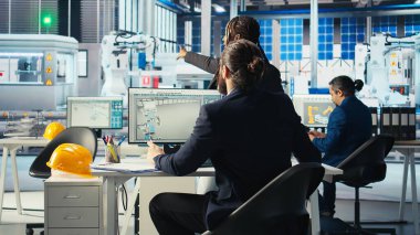 Güneş mühendisliği ekibiyle çalışan çevre dostu fotovoltaik fabrikası yöneticisi sistemlerin güvenilirliğini artırıyor. İşçilere geri bildirim sağlayan sürdürülebilir enerji güneş paneli üretim fabrikası uzmanı