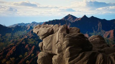 Sersemletici yüksek irtifa manzarası pürüzlü kaya oluşumları ve yuvarlanan zirveler içeriyor. Bu nefes kesen manzara macera arayanlara doğanın dinginliğini kucaklamaları ve tadını çıkarmaları için ilham veriyor..