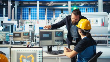 Güneş paneli imalat müdürü bilgisayar mühendisine yeni güneş enerjisi sistemleri için prototiplerin nasıl geliştirileceğini gösteriyor. Takım lideri teknisyene yeni fotovoltaik materyallerden bahsediyor, kamera A