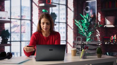 Sorumlu bayan faturalarını ödüyor ve vergilerini dizüstü bilgisayarla ödüyor, ödeme detaylarını internete giriyor ve para transferini onaylıyor. Çevrimiçi bankacılık ve merkez ofisten finans. Kamera B.