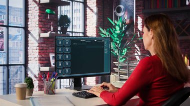 Bilgisayar ekranında yapay zeka yoluyla dijital yardımın gücünü keşfeden profesyonel bir insan yapay zeka ile iletişim kuruyor. Masaüstünde yardım için çözümler. Kamera B.