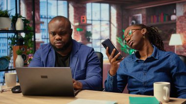 Afrika kökenli Amerikalı insanlar evde farklı aktivitelerle vakit geçiriyorlar. Genç adam çalışıyor ve para kazanıyor. Kız arkadaşı ise akıllı telefonuyla internet sitelerini karıştırıyor. Kamera A.