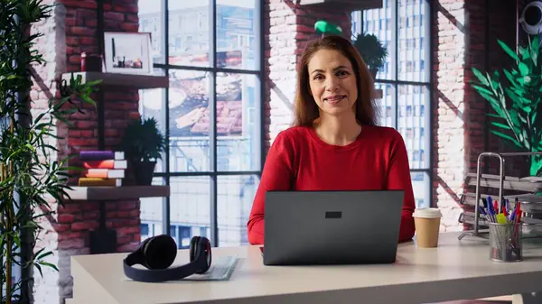 Olgun kız, yaratıcı projelerini uzaktan yönetiyor. Konseri için yeni bir roman ya da senaryo üzerinde çalışıyor. Kadın yazma ve düzeltme üzerine odaklanıyor. Yaratılışı, telgrafı. Kamera B.