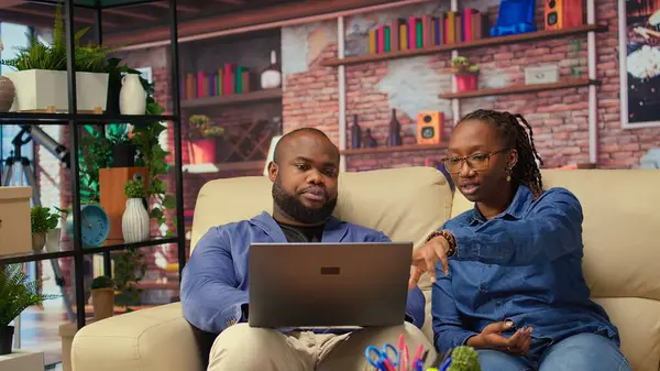 Oturma odasındaki telgrafçılar dizüstü bilgisayara bakıp günlük işleri tartışıyorlar, evden çalışıyorlar. Afrika kökenli Amerikalı genç bir çift uzaktan kariyer yapıyor. Kamera A.