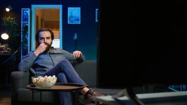 Evde oturup ilginç bir film izleyen, işten izin almanın tadını çıkaran bir adam. Kanepede TV 'de yayınlanan kaliteli filmin keyfini çıkaran kişi, kamera B