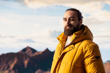 Gururlu bir yürüyüşçünün portresi tepenin zirvesinde nefes kesici bir sıradağda, büyük açık havanın yalnızlığını ve temiz havasını kucaklıyor. Macera hissi ve sonsuz doğa keşfi..