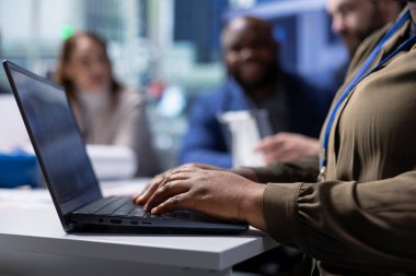 Fotovoltaik fabrikası çalışanı verileri analiz ediyor, sistem sağlık ölçümlerini dizüstü bilgisayarla inceliyor. Güneş panelleri fabrika çalışanlarının teknik sorunlarını dizüstü bilgisayarla çözüyor.