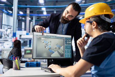 Fotovoltaik fabrikasında, işlevsel yetersizlikleri tespit etmek için sistem kayıtlarını inceleyen bir denetleyici. Fotovoltaik fabrika ekip lideri ve üretim parametrelerini ayarlayan uzman