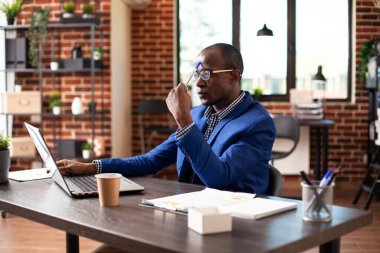 Masada oturan iş adamı, elinde kalemle derin düşüncelerle, başlangıç araştırmasına odaklanıyor. Tuğla duvar ofisinde dizüstü bilgisayarı olan bir yönetici. Alnına dokunuyor ve şirket iş analizleri okuyor..