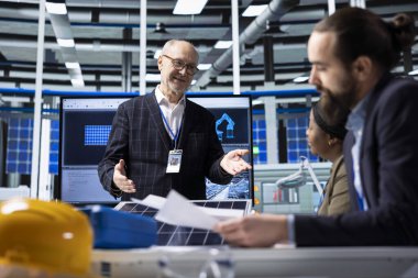 Potansiyel yatırım fırsatları üzerine araştırma yapan sanayi fabrikası hissedarları. Fabrika hissedarları pazar analizi yapıyor, eğilimleri belirliyor, belgelere bakıyor.
