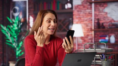 Olgun bir kadın yeni iş becerileri öğrenmek için sanal atölyeye çıkıyor, koçla iletişim kuruyor. Kişisel gelişim için interaktif ağ öğrenme oturumuna katılan hırslı kişi. Kamera A.