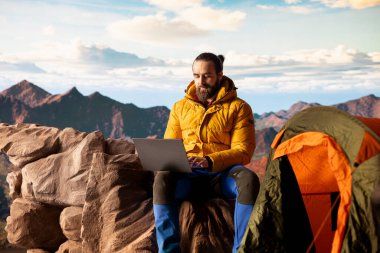 Teknoloji ile bir dağın tepesine bağımlı modern online girişimci, her zaman bağlı işkolik yürüyüşçüler manzaraya hayrandır. Yüksek bağlantı ve hıza sahip uzaktan erişim.