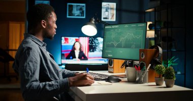 Erkek mali danışman, ürün ve hizmetler üzerine stratejik bir plan yapmak için aylık gelir ve harcamaları inceler. Afrika kökenli Amerikalı bir uzman gelir dengesi ve muhasebe analizini analiz ediyor. Kamera A.