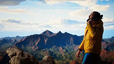 Sakar aptal yürüyüşçü, dağın tepesinde sinyal aramak için telefonunu düşürdü. Dikkatsizliği, doğada bir kazaya neden oldu. Pervasız kişi hazırlıksız takla atıyor. Kamera A.