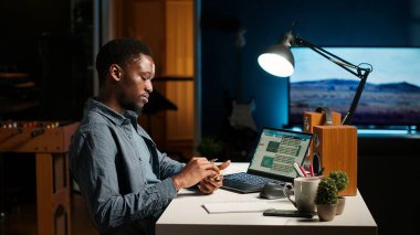 Bağımsız serbest çalışan, projeyi hatırlatmak ve gözden geçirmek, el yazısıyla notlar yazmak ve uzak görevlerini hatırlamak için yapışkan notlar yerleştirmek için bir post oluşturur. Makaleleri araştırıyorum. Kamera B.