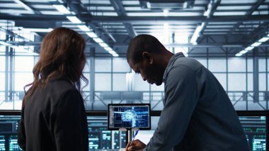 Yapay zeka teknolojisi kullanarak veri merkezindeki müvekkil ile toplantı, anlaşmaya varmak. Yapay zeka tabanlı sunucu çiftliğinde dosyaları kontrol ettikten ve işlemi bitirdikten sonra el sıkışan insanlar, kamera B