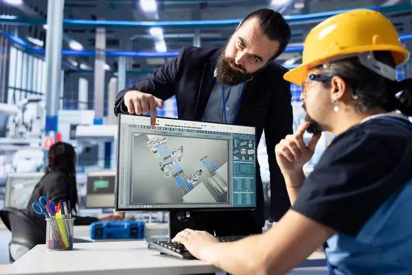 Fotovoltaik fabrikasında, işlevsel yetersizlikleri tespit etmek için sistem kayıtlarını inceleyen bir denetleyici. Fotovoltaik fabrika ekip lideri ve üretim parametrelerini ayarlayan uzman