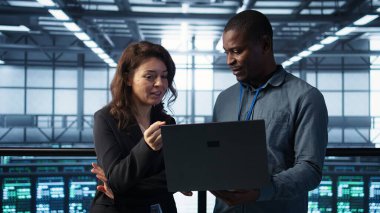 Veri merkezinde dizüstü bilgisayar kullanan mühendisler, sunucunun viralizasyonunu yönetenler, betikleri çalıştıranlar. Bilgi İşlem uzmanları sunucu merkezinde dizüstü bilgisayar üzerinde programlama dili, ağ protokolleri, kamera B