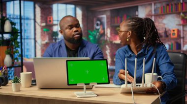 Modemi kopyalama alanının yanına yeniden başlatarak, bağlantı hatalarını sorun gidererek ve farklı ağ yapılandırmalarını test ederek sürmekte olan bir Wi-Fi sorununu düzeltmeye çalışan rahatsız insanlar. Kamera A.