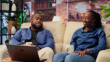 Genç çift evde sakin bir akşamın tadını çıkarıyor sıcak içecekler ve hikayelerini paylaşıyor, sakin sakin anlar. Partnerler kahkaha ve hikaye anlatma, rahatlama ve pozitif titreşimlerle meşgul olurlar. Kamera B.