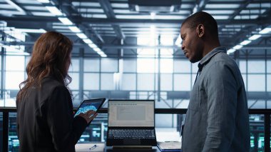 Bilgisayarda yapay zeka teknolojisi ve veri merkezinde tablet kullanan programcılar makine öğrenme modelleri kullanıyorlar. Sunucu çiftliğinde yapay zeka bilişim uzmanları tarafından kullanılan aygıtlar, kamera B