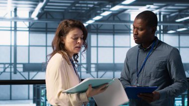 Veri merkezinde toplanan neşeli yöneticiler raporları ve dosyaları inceleyip tokalaşıyorlar. Sunucu odası çalışanı iş arkadaşını selamlıyor, arayı kapatmak için sorun atışı yapıyor, kamera A