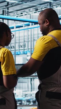 Dikey video endüstrisi 4.0 Endüstriyel Sanayi Mühendislik Ekibi tablet kullanarak otomatik makineleri kontrol ederek iş akışının devamlılığını sağlıyor. Takım çalışması akıllı fabrika meslektaşları robotik silahları yönetir