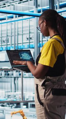 Sanayi 4.0 'daki dikey video mühendisleri artırılmış gerçeklik kullanarak otomatik makineleri kontrol ediyorlar. Akıllı fabrika teknisyeni yapay zeka kullanarak robotik silah ve taşıma bantları yönetiyor.