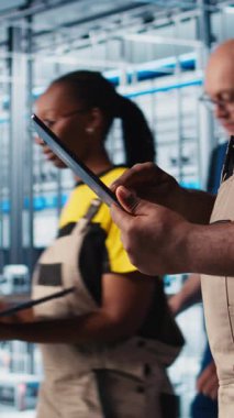 Dikey video endüstrisi 4.0 fotovoltaik fabrikası yönetimi, güneş enerjisi üretimini maksimize etmek için dijital cihaz uygulaması kullanıyor. Güneş panellerini kontrol eden bir uzman akıllı fabrika makineleri, kamera A