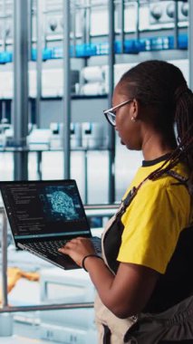 Akıllı fabrikadaki dikey video mühendisi bilgisayardan veri toplamak için artırılmış gerçekliği kullanıyor. Sektör 4.0 endüstriyel santralde yapay zeka teknolojisi ve kamera kullanan sensörlerle donatılmış profesyonel bir platform.