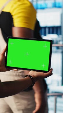 Dikey video akıllı fabrika teknisyeni robot kolları kontrol ediyor. Model defter kullanarak, kapat. Sektör 4.0 endüstriyel santraldeki mühendis otomatik makineleri yeşil ekran dizüstü bilgisayar ve kamera A kullanarak kontrol ediyor.