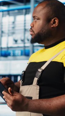 Dikey video endüstrisi 4.0 fotovoltaik fabrikası yönetimi, güneş enerjisi üretimini maksimize etmek için dijital cihaz uygulaması kullanıyor. Güneş panellerini kontrol eden bir uzman akıllı fabrika makineleri, kamera A