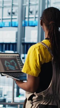 Akıllı fabrikada çalışan dikey video mühendisliği ekibi veri toplayıp analiz ediyor. Gelişmiş sensörlerle donatılmış 4.0 sanayi tesisinde izleme yazılımı kullanan takım arkadaşları.