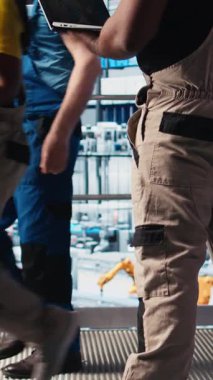 Dikey video Photovoltaics akıllı fabrika teknisyeni hasar görmüş IOT sensörlerini dizüstü bilgisayar yazılımıyla tamir ediyor. Endüstri 4.0 güneş panelleri, dizüstü bilgisayarı kullanarak bitki uzmanı hata bulun ve çalışma süresini azaltın, kamera A