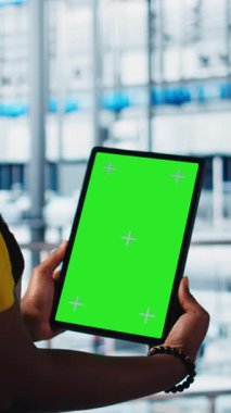 Dikey video akıllı fabrika uzmanı izole ekran tableti kullanarak robotik kolları yönetiyor, kapat. Endüstri 4.0 endüstriyel fabrika çalışanı otomatik makineleri krom anahtar cihazı ve kamera kullanarak kontrol ediyor.