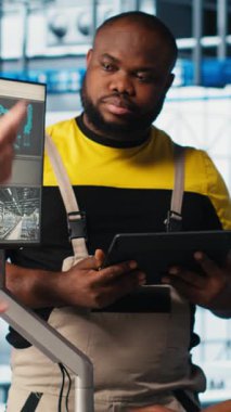 Dikey video Photovoltaics akıllı fabrika ekip lideri ve işçiler yeni PV materyalleri hakkında konuşuyor. Sanayi 4.0 güneş panelleri kıdemli mühendis ve meslektaşları yeşil enerji sistemleri prototipleri geliştiriyor