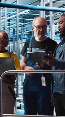 Dikey video akıllı fabrika ekip lideri ve meslektaşları otomatik iş akışlarını ve kontrol sistemlerini uygulayarak manüel işlemleri bilgisayara geçiriyorlar. İş arkadaşları sensörleri taşıyıcı bantlara entegre ediyor, kamera A