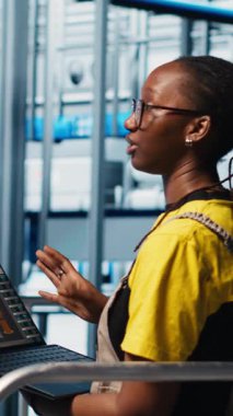 Akıllı fabrika yatırımcılarıyla toplanan dikey video mühendisleri toplanan verilere dayanarak içgörülerini gösteriyorlar. Endüstriyel fabrika hissedarı ile görüşen uzmanlar, sensörler tarafından toplanan ölçümleri sunuyorlar.