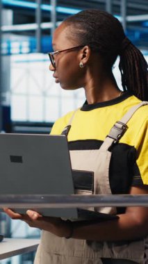 Akıllı fabrikayı denetleyen gülen bir mühendis dizüstü bilgisayar ekranında toplanan ölçülere bakıyor. Endüstri 4.0 endüstriyel fabrikasında sensörlerle donatılmış mutlu teknisyen.