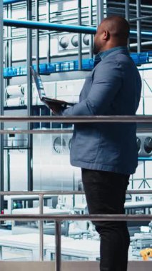 Dikey video Photovoltaics akıllı fabrika yatırımcısı verileri analiz ediyor ve yatırım yapmaya karar vermeden önce mühendislerle konuşuyor. Sanayi 4.0 güneş panelleri fabrika hissedarı ile iş planını tartışıyor