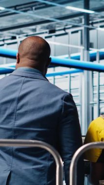 Dikey video endüstrisi 4.0 fotovoltaik fabrika yöneticisi mühendisler tarafından güç üretimini maksimuma çıkarmak için yapılan çalışmalar endüstriyel platformda denetleniyor. Güneş panelleri akıllı fabrika takım lideri koordine