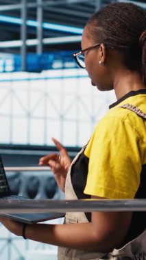 Akıllı fabrikada çalışan dikey video mühendisleri veri toplayıp analiz ediyorlar. Endüstride takip yazılımı kullanan teknisyenler gelişmiş sensörlerle donatılmış 4.0 endüstriyel fabrika, kamera A