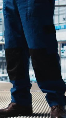 Akıllı güneş panelleri imalat fabrikasındaki dikey video yaşlı mühendisi güç üretimini maksimuma çıkarmak için tablet üzerinde yazılım kullanıyor. Deneyimli profesyonel denetim sektörü 4.0 fotovoltaik