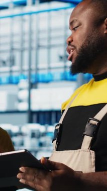 Dikey video akıllı fabrika mühendisliği ekibi güvenilirliğini sağlamak için otomatik sistemleri test ediyor. Sanayi 4.0 sanayi işçileri darboğazları tespit etti ve verilere dayanarak teçhizatı optimize etti