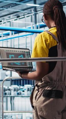 Akıllı fabrikada çalışan dikey video mühendisleri veri toplayıp analiz ediyorlar. Endüstride takip yazılımı kullanan teknisyenler gelişmiş sensörlerle donatılmış 4.0 endüstriyel fabrika, kamera A