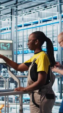 Dikey video endüstrisi 4.0 güneş panelleri bitki mühendisleri güneş enerjisi sistemleri prototiplerini geliştirmek için birlikte çalışırlar. Takım çalışması fotovoltaik zeki fabrika araştırmacıları yeni PV materyallerini ve kamerayı tartışıyor