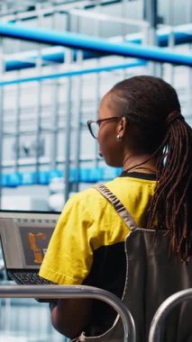 CAD yazılımında üretim hatları tasarlayan fotovoltaik akıllı fabrika işçilerini denetleyen dikey video yöneticisi. Sanayi 4.0 güneş panelleri fabrika ekip lideri zemini optimize eden çalışanları denetliyor