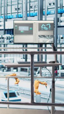 Sanayi 4.0 fotovoltaik fabrika ekipmanları için endüstriyel analitik gösterge panelini gösteren dikey video monitörü. Güneş panelleri akıllı fabrika görüntüleme robotik silah performans ve metrikleri görselleştirme